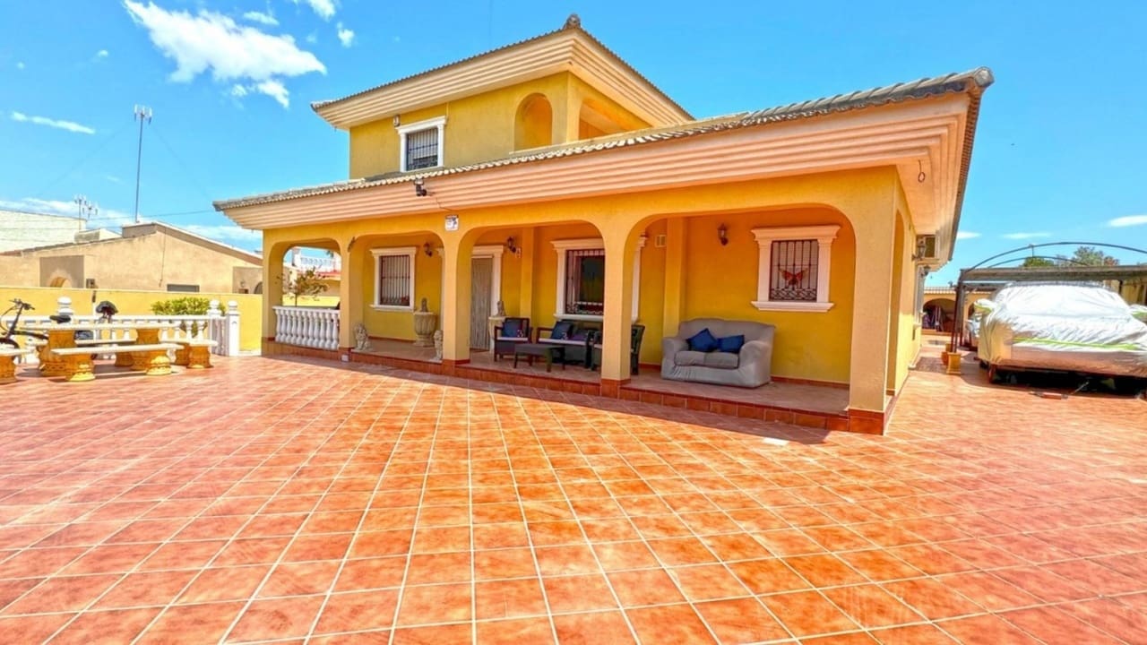 6 soverom Villa til salgs i Torrevieja - € 617 000 (Ref: 9409199)