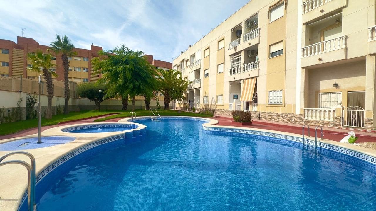 2 soveværelse Penthouse til salg i Torrevieja med swimmingpool - € 149.900 (Ref: 9410547)