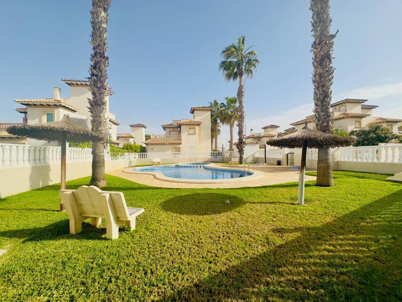 2 makuuhuone Huvila myytävänä paikassa Orihuela Costa mukana uima-altaan - 240 000 € (Ref: 9410567)