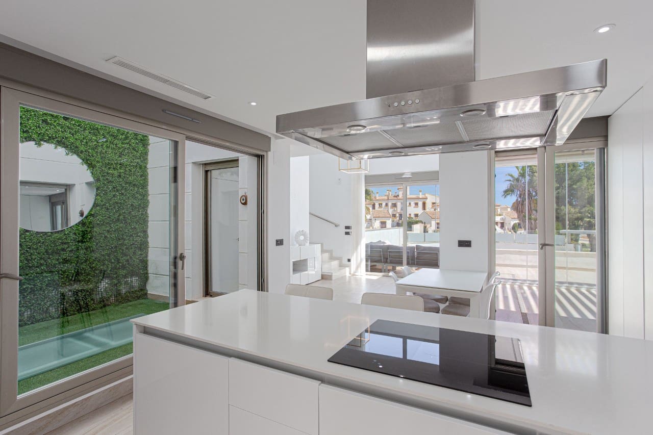 Chalet de 4 habitaciones en Orihuela Costa en venta - 495.000 € (Ref: 9421845)