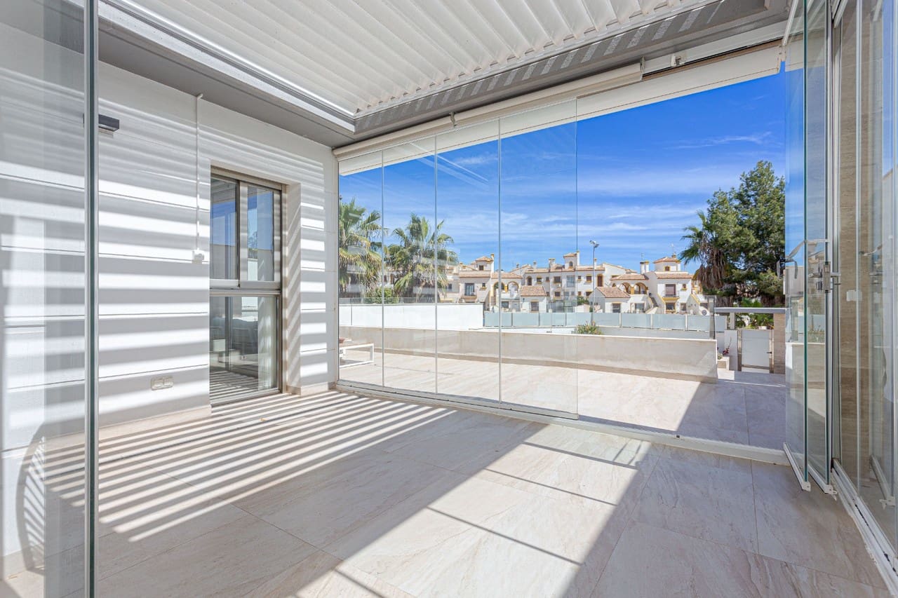 Chalet de 4 habitaciones en Orihuela Costa en venta - 495.000 € (Ref: 9421845)