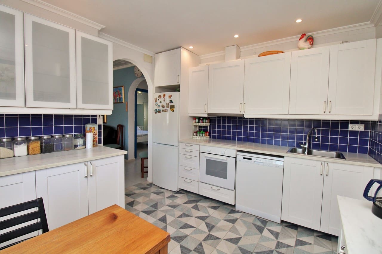 2 bedroom Villa for sale in Torrevieja with pool - € 279,000 (Ref: 9430776)