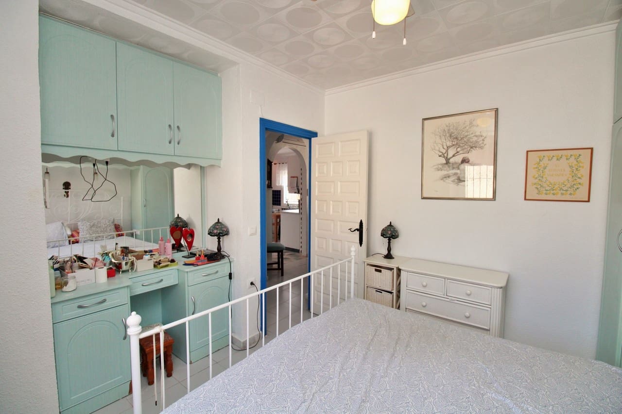 2 bedroom Villa for sale in Torrevieja with pool - € 279,000 (Ref: 9430776)