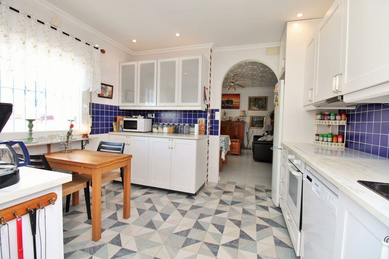 2 bedroom Villa for sale in Torrevieja with pool - € 279,000 (Ref: 9430776)