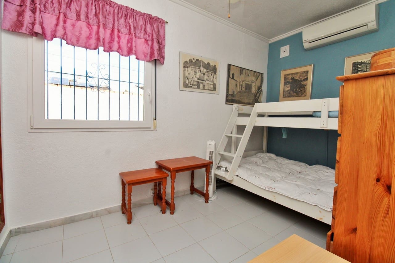 2 bedroom Villa for sale in Torrevieja with pool - € 279,000 (Ref: 9430776)