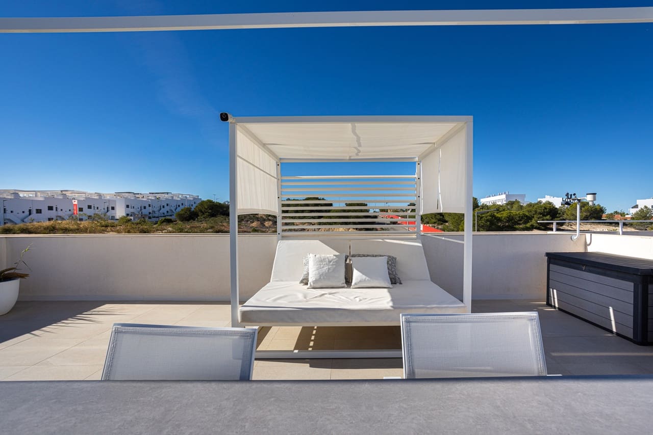 3 bedroom Penthouse for sale in Torrevieja with pool - € 340,000 (Ref: 9436670)