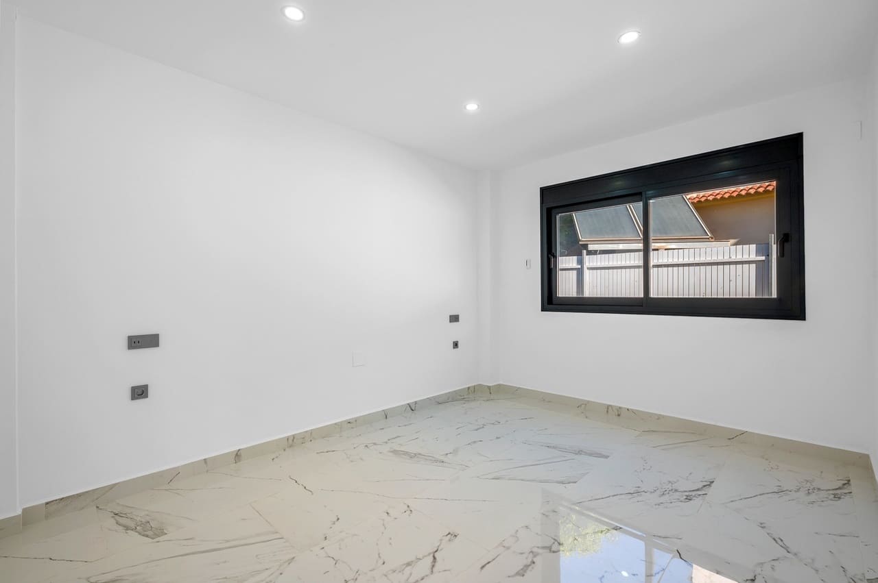 4 soveværelse Villa til salg i Campoamor med swimmingpool garage - € 985.000 (Ref: 9441245)