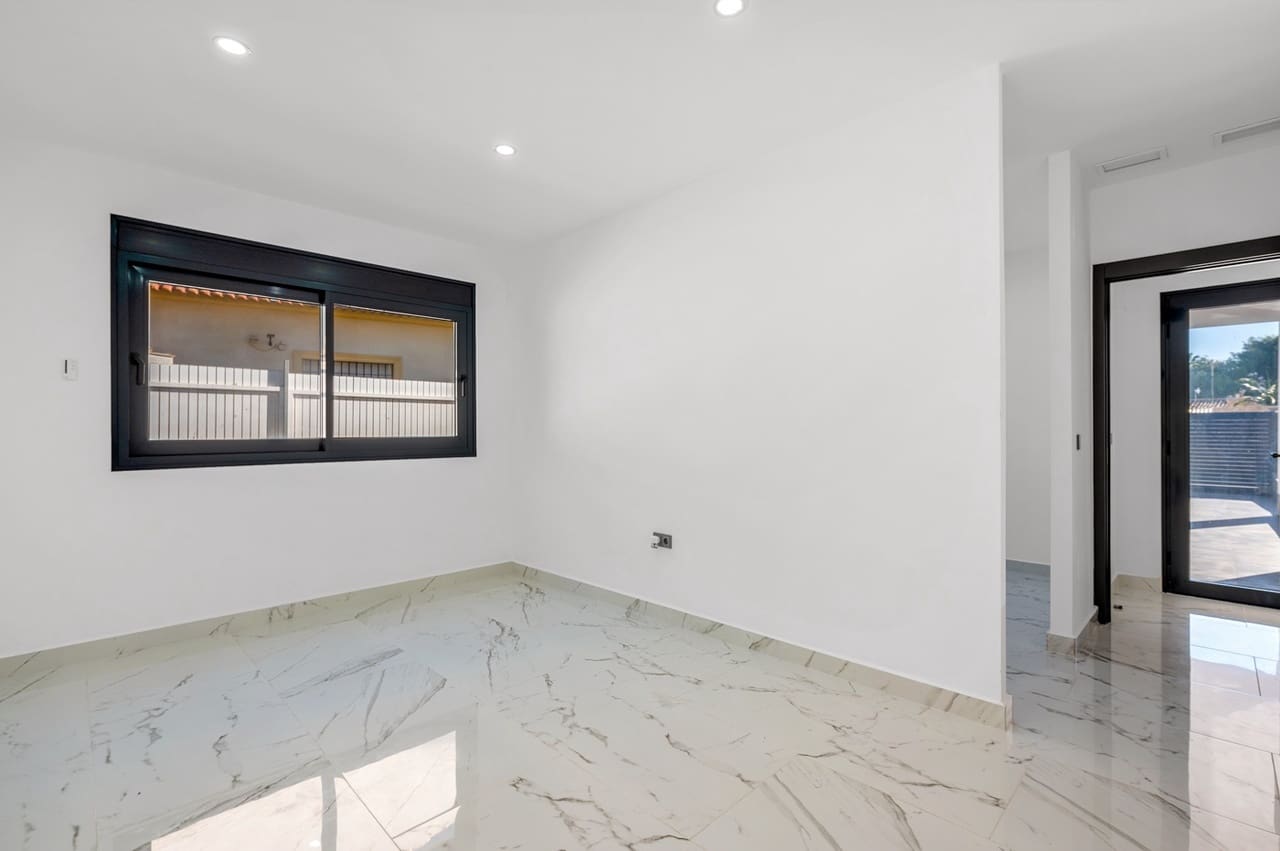 4 soveværelse Villa til salg i Campoamor med swimmingpool garage - € 985.000 (Ref: 9441245)