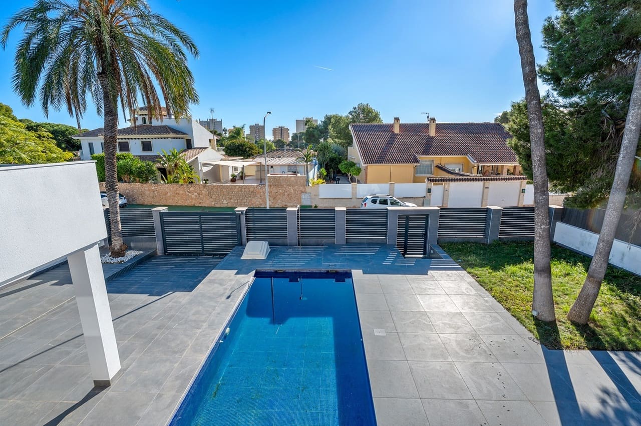 4 soveværelse Villa til salg i Campoamor med swimmingpool garage - € 985.000 (Ref: 9441245)