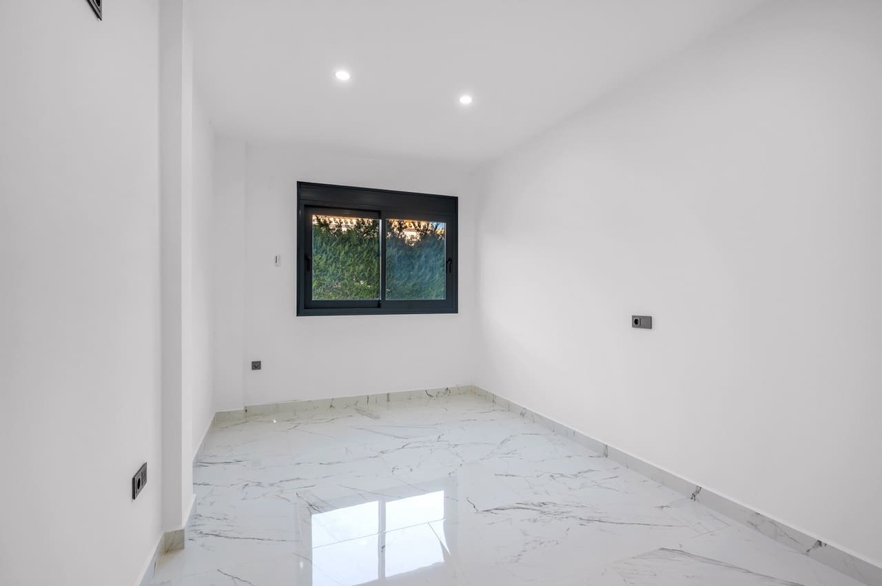 4 soveværelse Villa til salg i Campoamor med swimmingpool garage - € 985.000 (Ref: 9441245)