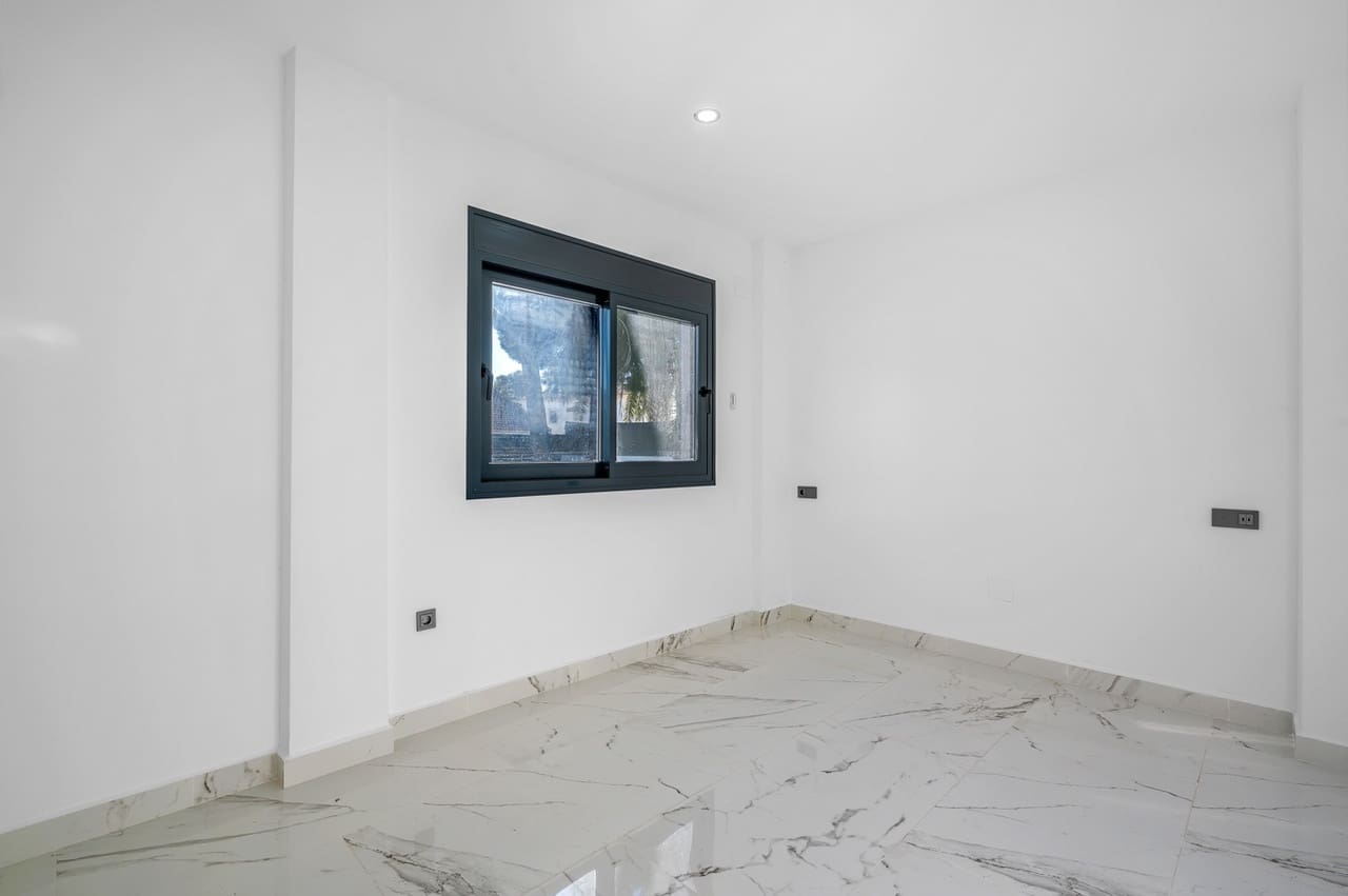 4 soveværelse Villa til salg i Campoamor med swimmingpool garage - € 985.000 (Ref: 9441245)