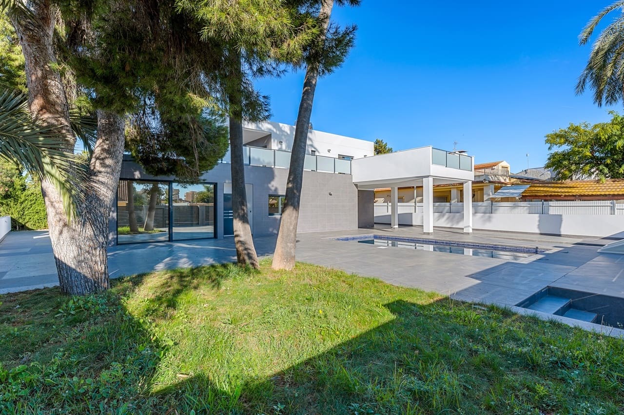 4 soveværelse Villa til salg i Campoamor med swimmingpool garage - € 985.000 (Ref: 9441245)