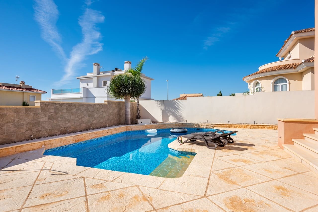 4 bedroom Villa for sale in Ciudad Quesada with pool garage - € 470,000 (Ref: 9448581)