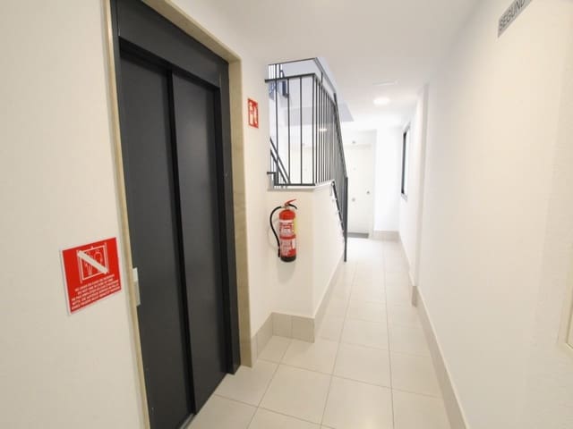 Apartamento de 2 habitaciones en Villamartin, Orihuela en venta - 235.000 € (Ref: 9448582)