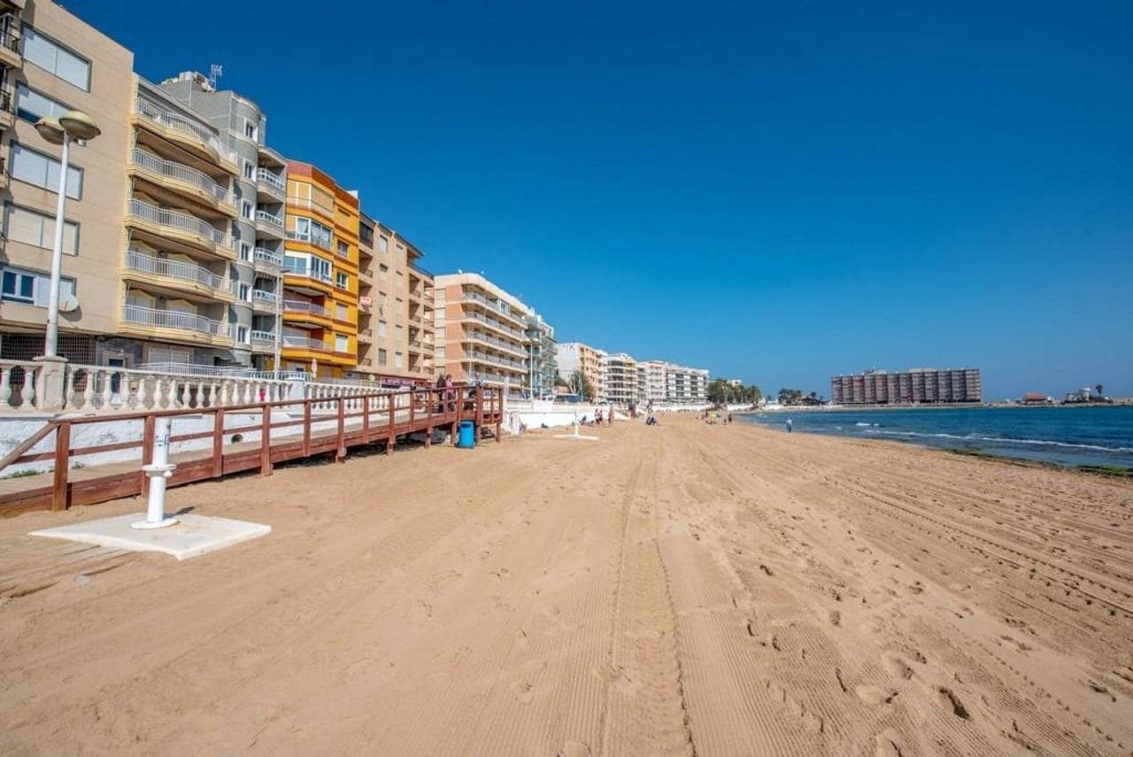 2 quarto Casa em Banda para venda em Torrevieja com garagem - 142 000 € (Ref: 9452565)