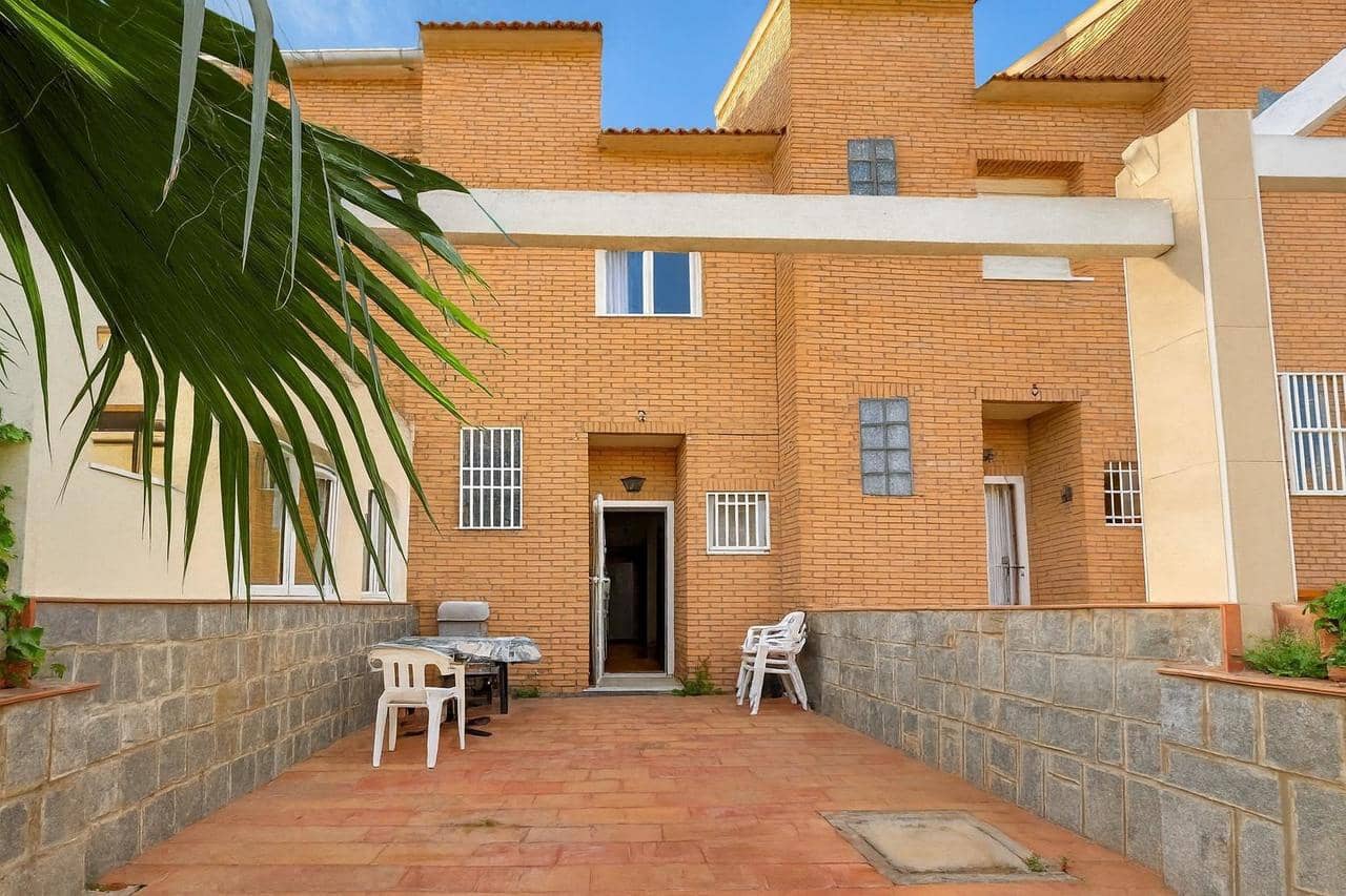 2 quarto Casa em Banda para venda em Torrevieja com garagem - 142 000 € (Ref: 9452565)
