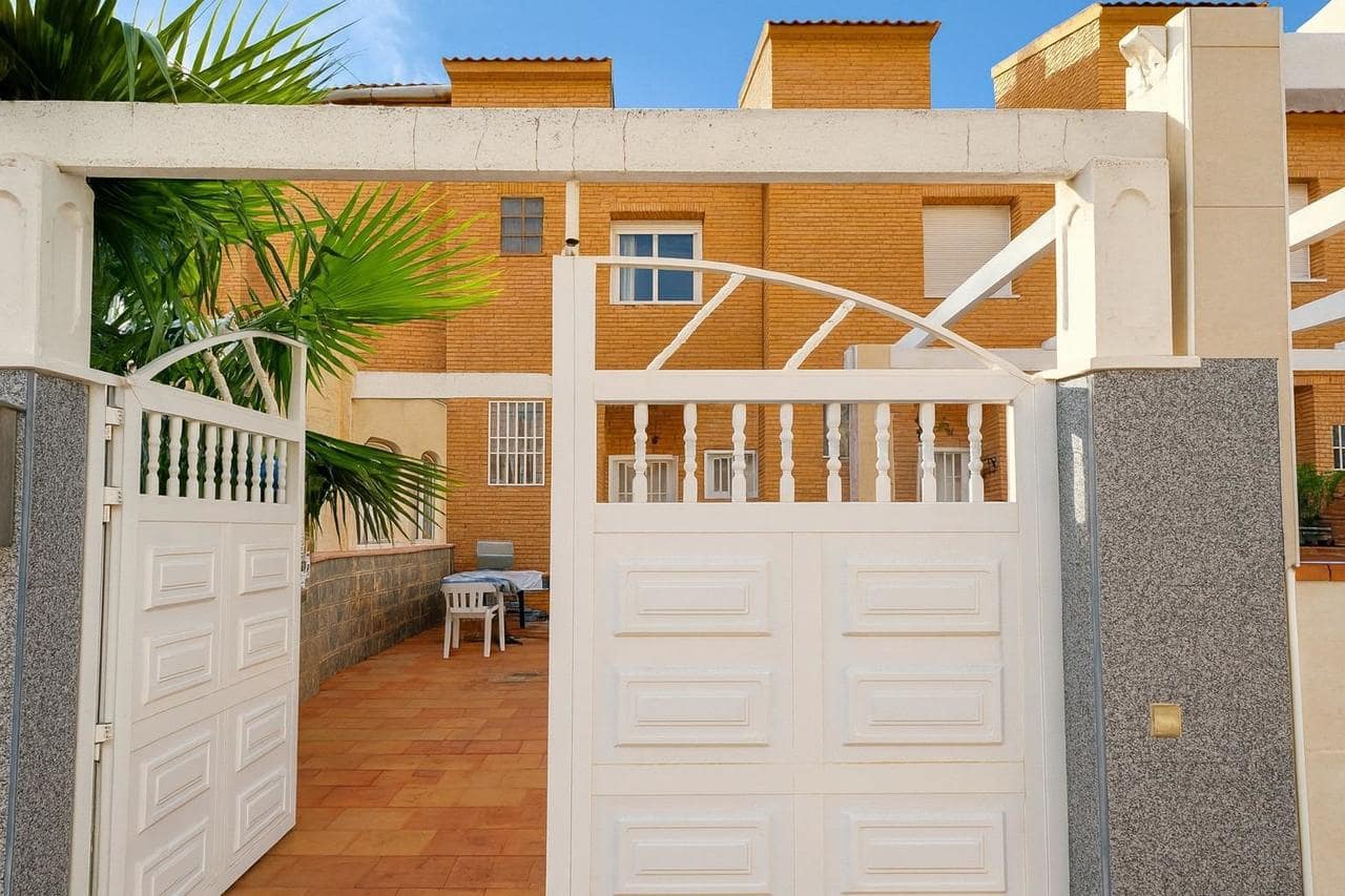 2 quarto Casa em Banda para venda em Torrevieja com garagem - 142 000 € (Ref: 9452565)