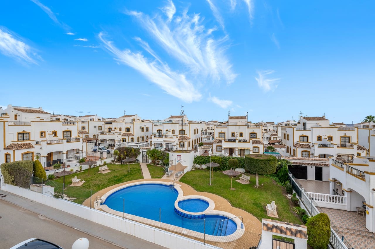 3 bedroom Townhouse for sale in Los Montesinos with pool garage - € 169,000 (Ref: 9478545)