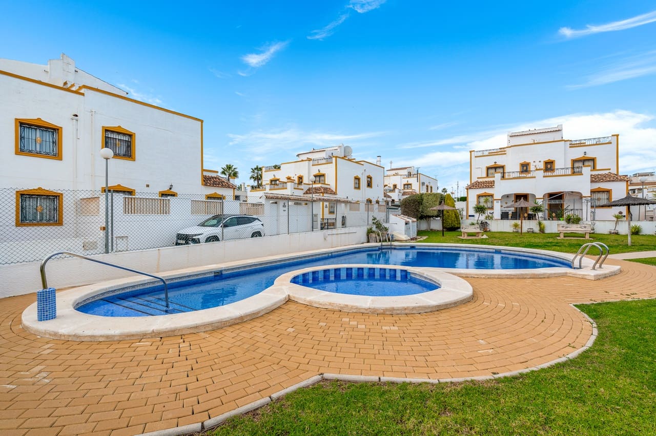 3 bedroom Townhouse for sale in Los Montesinos with pool garage - € 169,000 (Ref: 9478545)