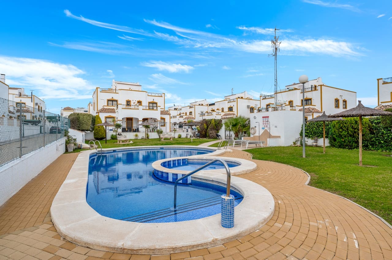 3 bedroom Townhouse for sale in Los Montesinos with pool garage - € 169,000 (Ref: 9478545)