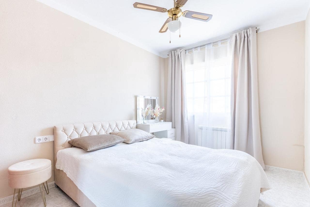 Casa de 3 habitaciones en Torrevieja en venta con piscina - 360.000 € (Ref: 9483424)