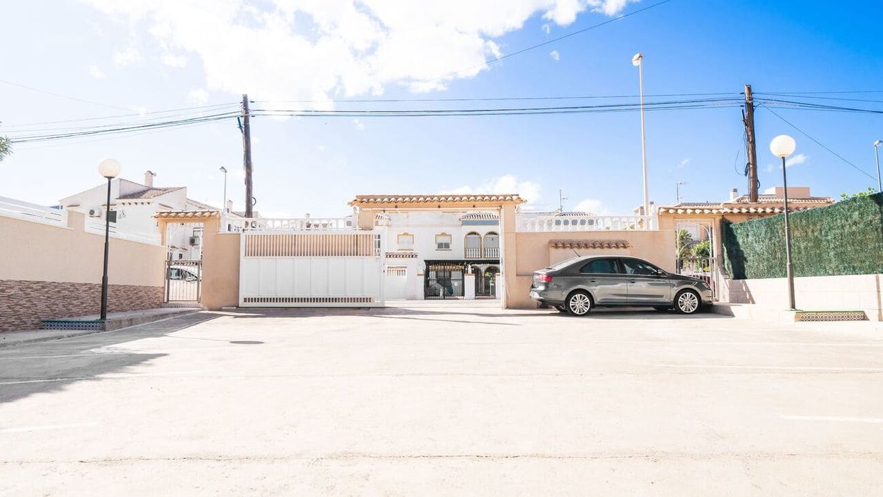 2 makuuhuone Huoneisto myytävänä paikassa Torrevieja mukana uima-altaan - 208 000 € (Ref: 9518441)