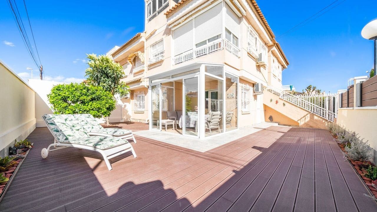 2 makuuhuone Huoneisto myytävänä paikassa Torrevieja mukana uima-altaan - 208 000 € (Ref: 9518441)