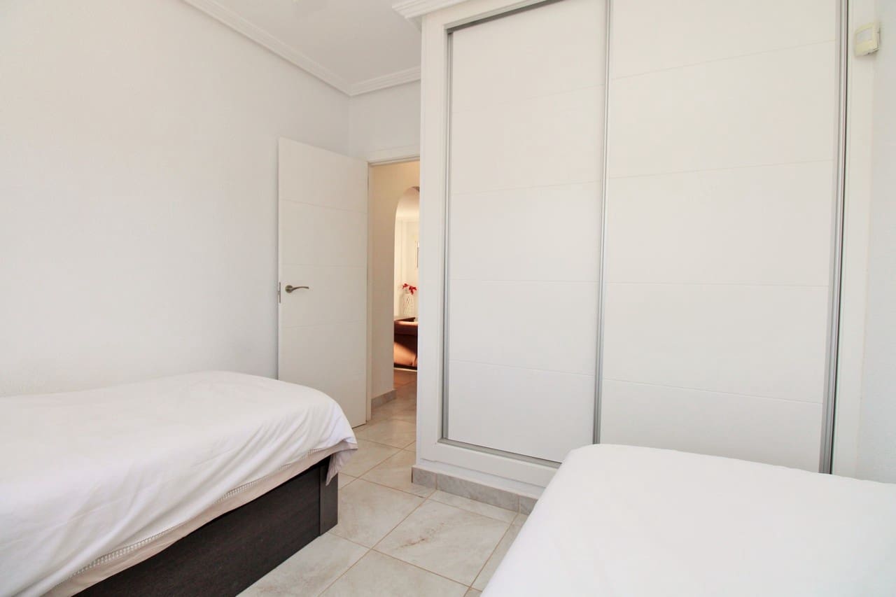 Chalet de 4 habitaciones en Playa Flamenca en venta con piscina - 399.950 € (Ref: 9536639)