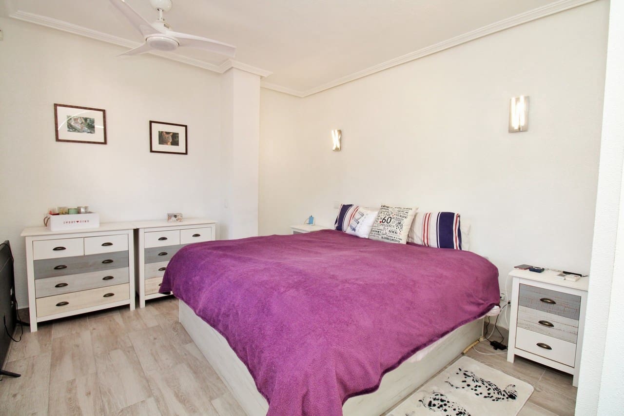 Chalet de 4 habitaciones en Playa Flamenca en venta con piscina - 399.950 € (Ref: 9536639)