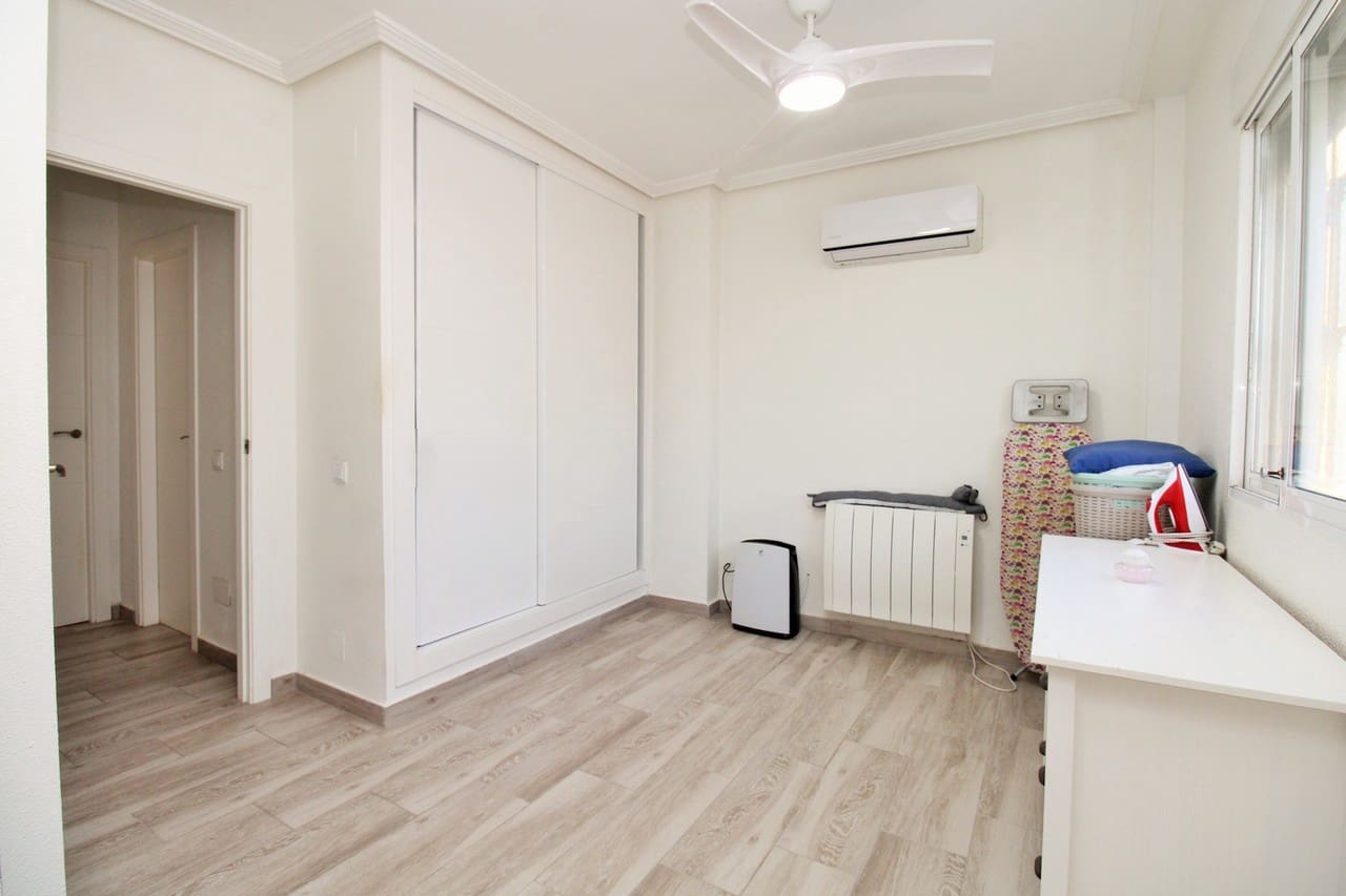 Chalet de 4 habitaciones en Playa Flamenca en venta con piscina - 399.950 € (Ref: 9536639)