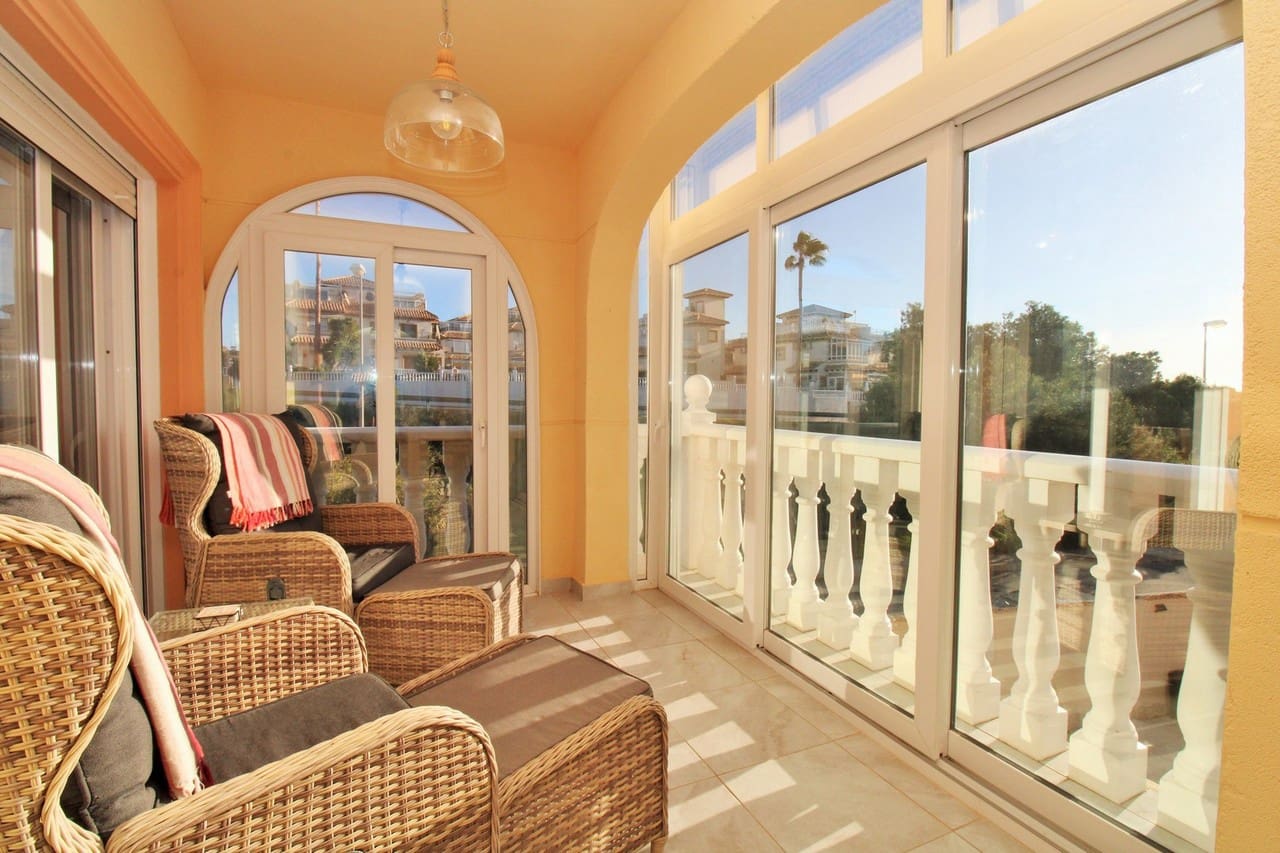 Chalet de 4 habitaciones en Playa Flamenca en venta con piscina - 399.950 € (Ref: 9536639)