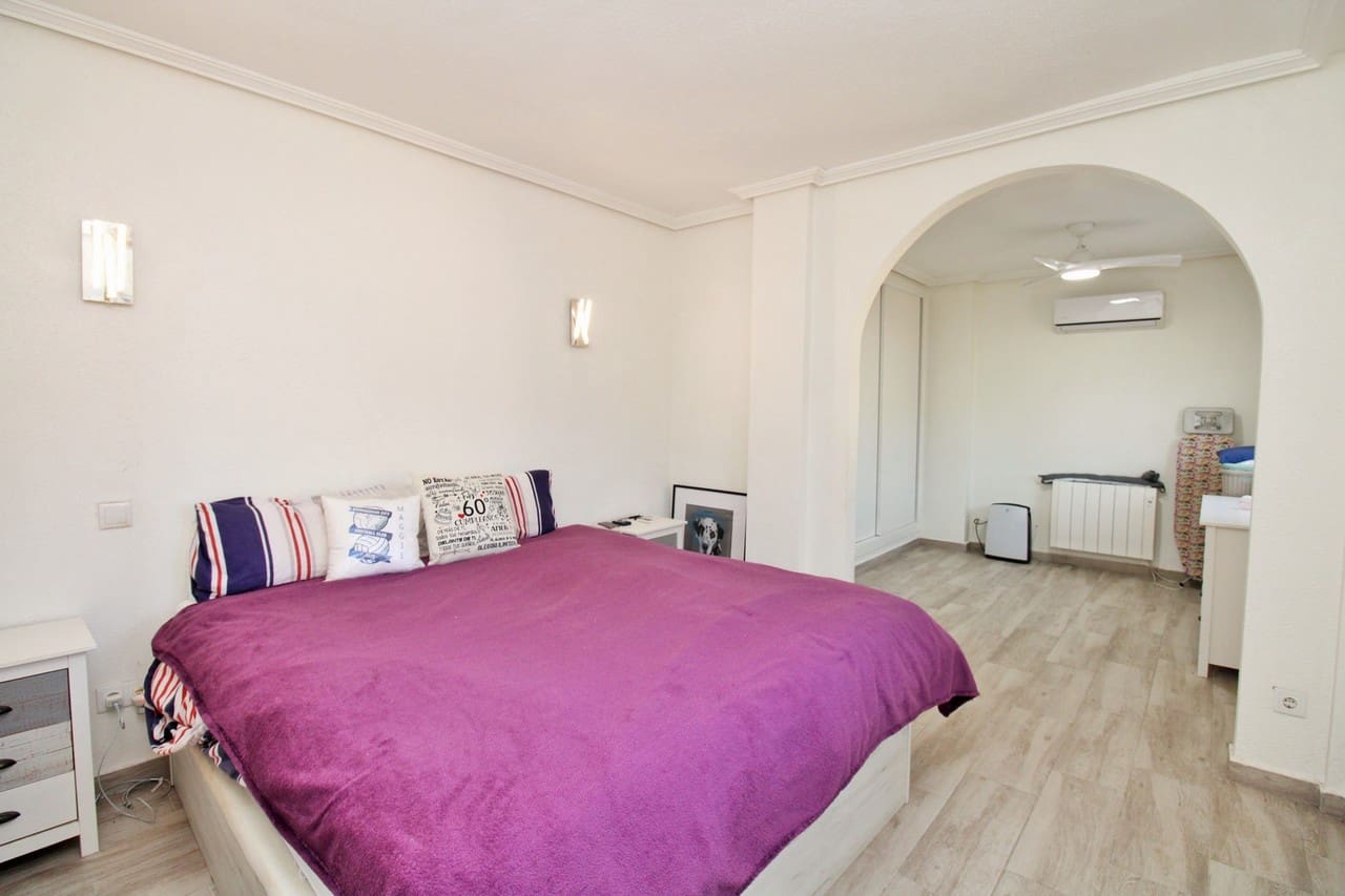 Chalet de 4 habitaciones en Playa Flamenca en venta con piscina - 399.950 € (Ref: 9536639)