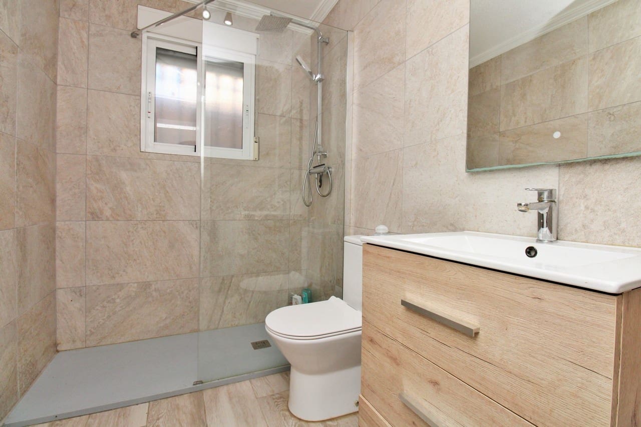 Chalet de 4 habitaciones en Playa Flamenca en venta con piscina - 399.950 € (Ref: 9536639)