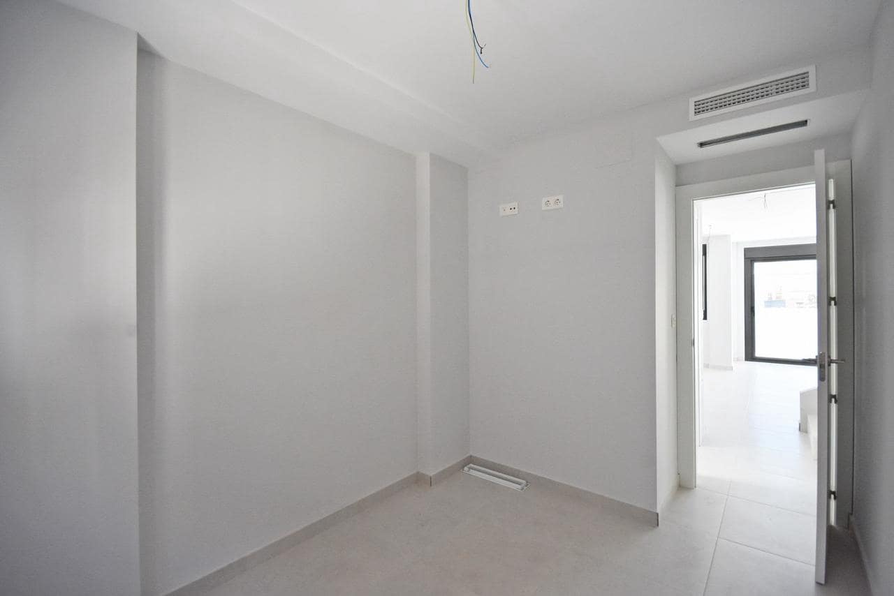 Chalet de 3 habitaciones en Alamillo en venta con piscina - 294.000 € (Ref: 9550694)