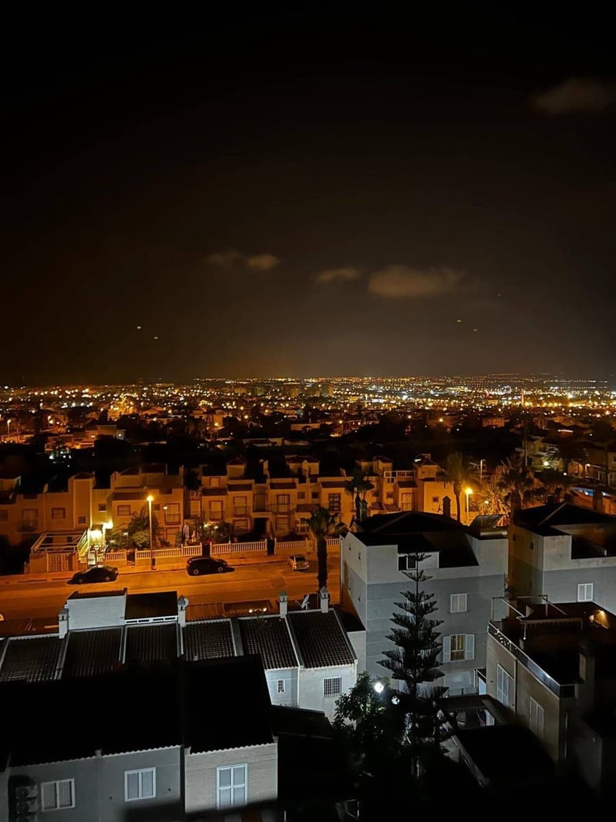 Apartamento de 2 habitaciones en Torrevieja en venta con piscina - 195.999 € (Ref: 9550714)