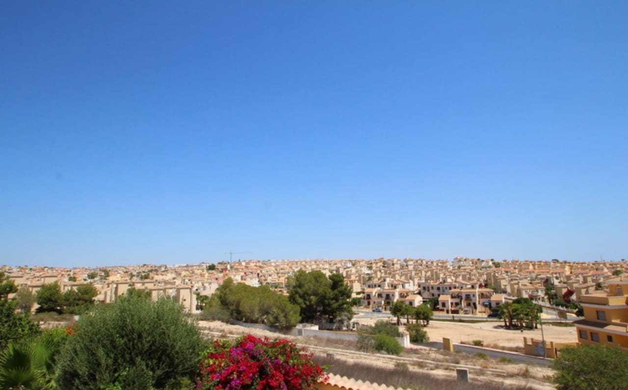 4 quarto Moradia para venda em Villamartin com piscina - 345 000 € (Ref: 9564304)