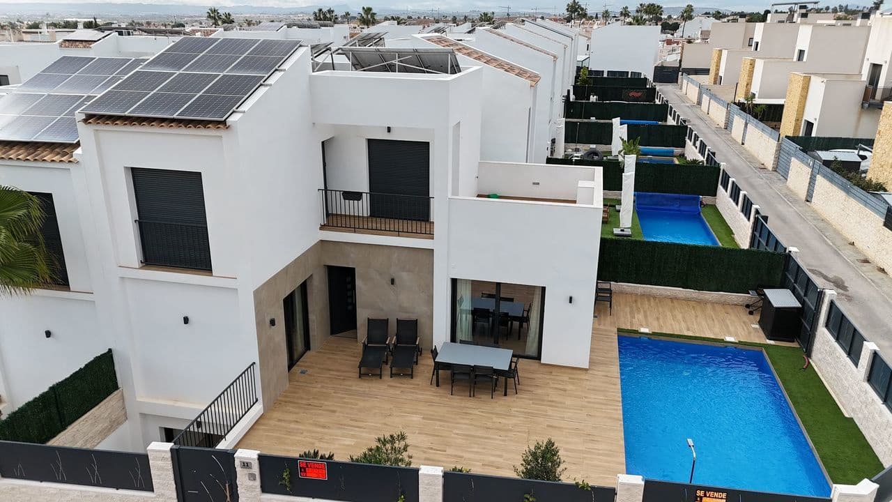 Chalet de 4 habitaciones en Ciudad Quesada en venta - 525.000 € (Ref: 9573959)