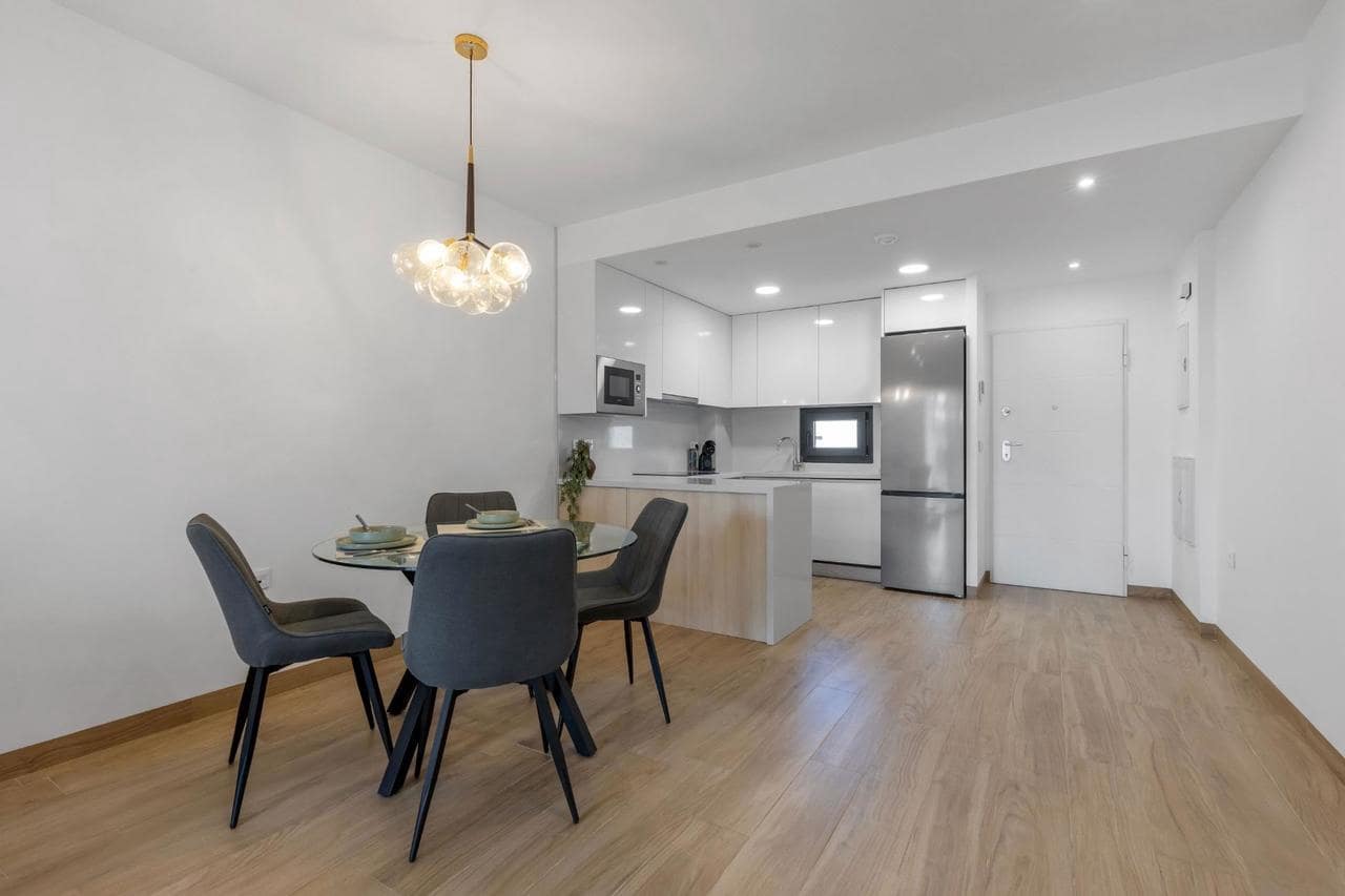 2 makuuhuone Bungalow myytävänä paikassa Torrevieja mukana uima-altaan - 363 000 € (Ref: 9590694)