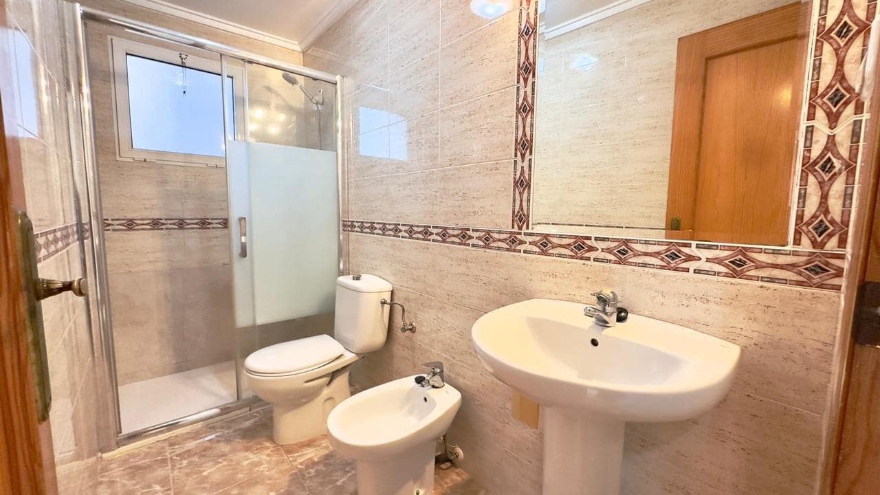 Apartamento de 2 habitaciones en Torrevieja en venta con piscina - 139.900 € (Ref: 9590698)