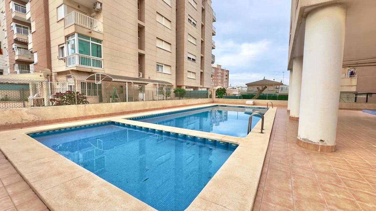 Apartamento de 2 habitaciones en Torrevieja en venta con piscina - 139.900 € (Ref: 9590698)