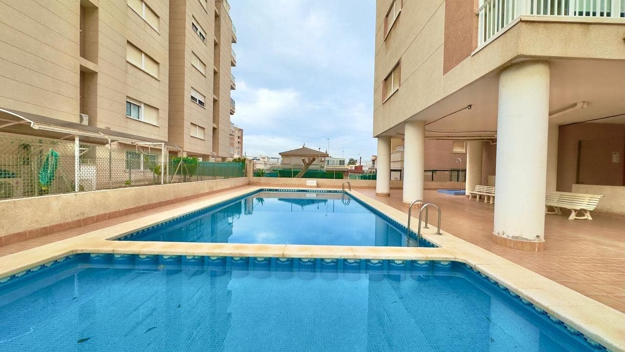 Apartamento de 2 habitaciones en Torrevieja en venta con piscina - 139.900 € (Ref: 9590698)