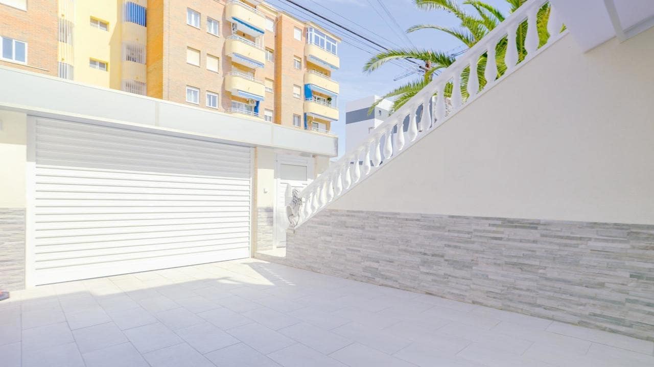 4 chambre Maison de Ville à vendre à Torrevieja avec piscine - 529 000 € (Ref: 9602503)