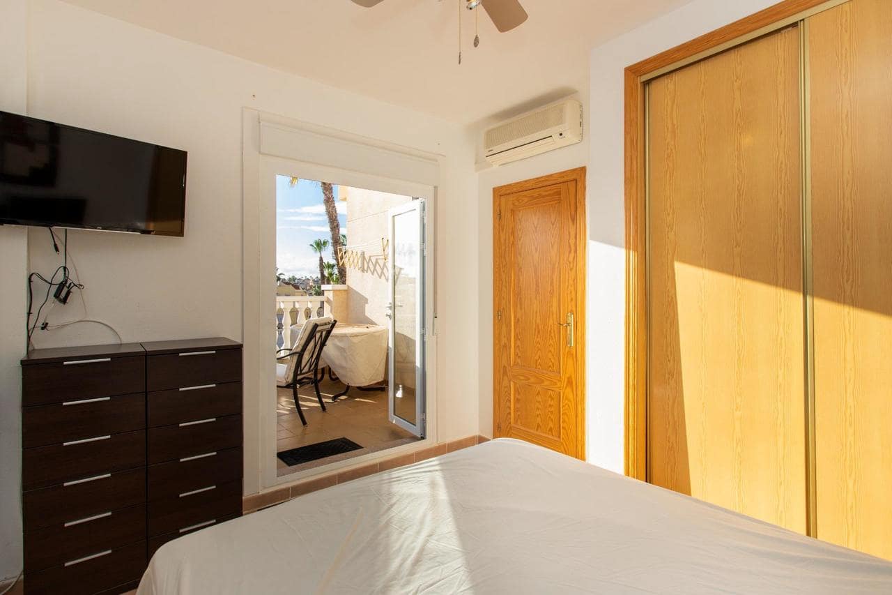 2 makuuhuone Omakotitalo myytävänä paikassa Orihuela Costa mukana uima-altaan - 185 000 € (Ref: 9602505)