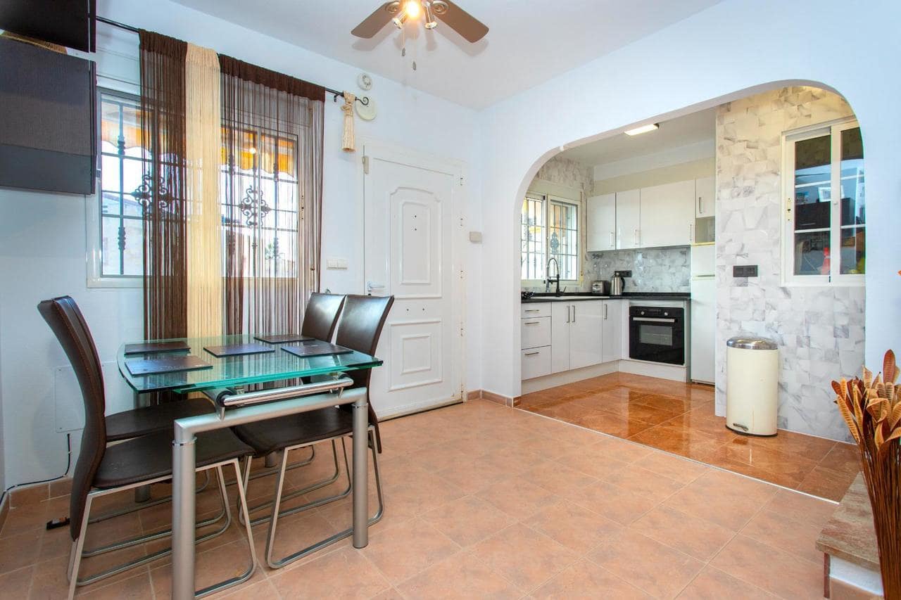 2 makuuhuone Omakotitalo myytävänä paikassa Orihuela Costa mukana uima-altaan - 185 000 € (Ref: 9602505)