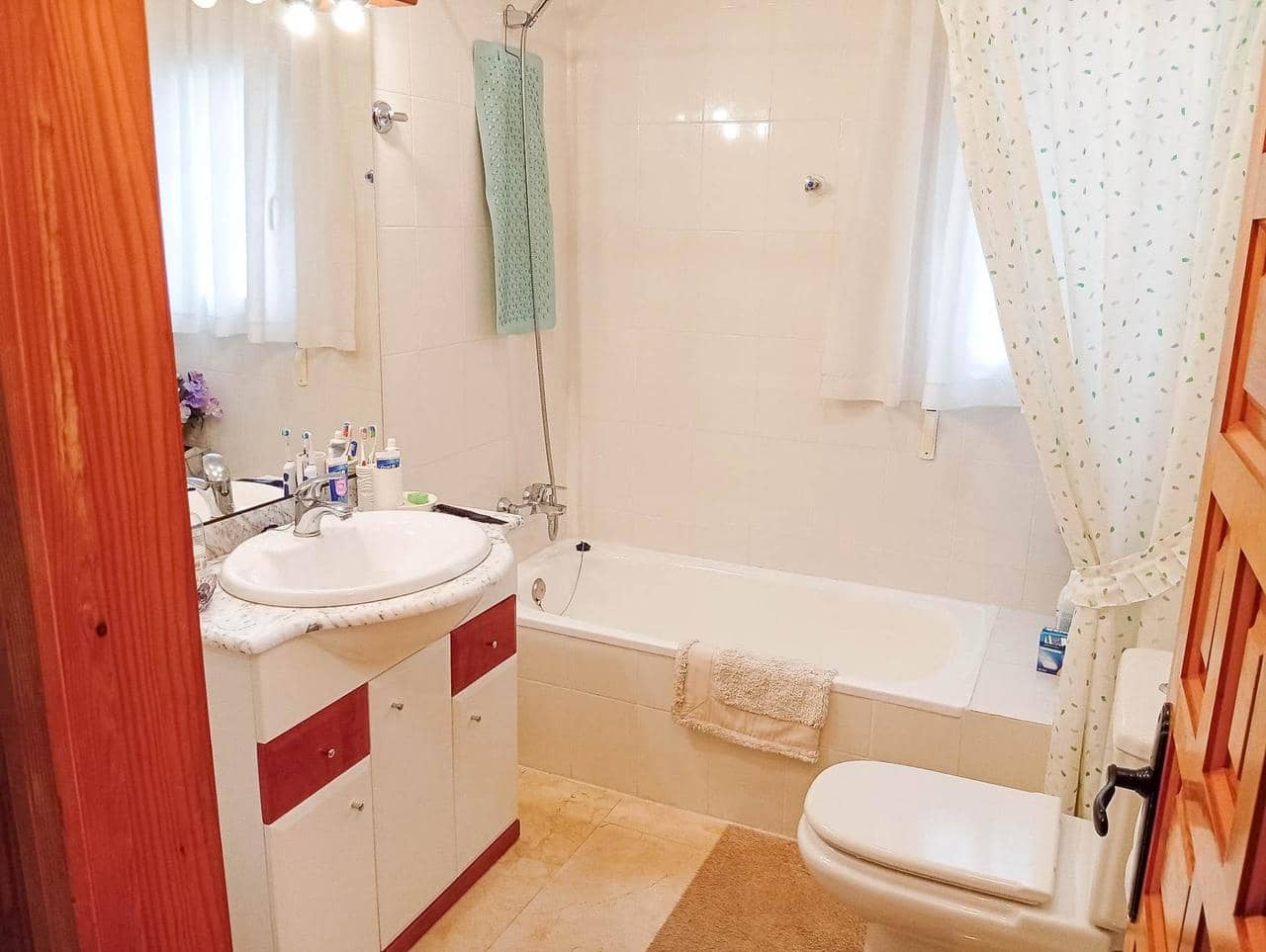 Chalet de 4 habitaciones en Torrevieja en venta - 460.000 € (Ref: 9607168)