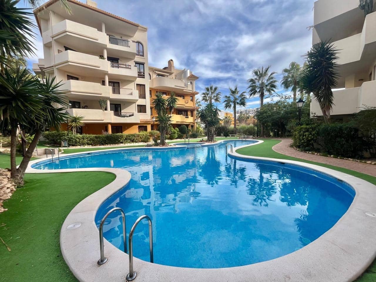 2 bedroom Bungalow for sale in Torrevieja with pool - € 245,000 (Ref: 9614690)