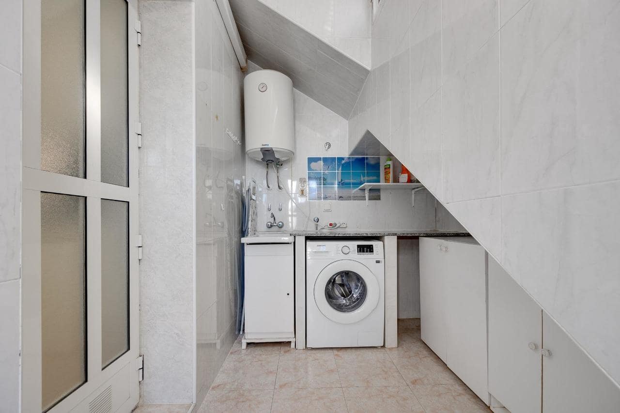 Chalet de 3 habitaciones en Torrevieja en venta con piscina - 280.000 € (Ref: 9633757)