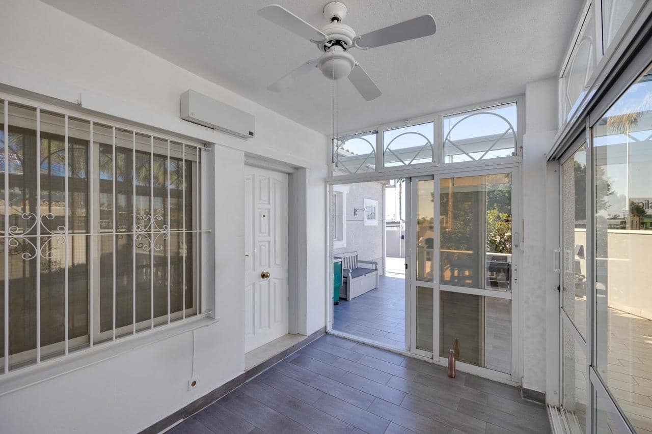 Chalet de 3 habitaciones en Torrevieja en venta con piscina - 280.000 € (Ref: 9633757)