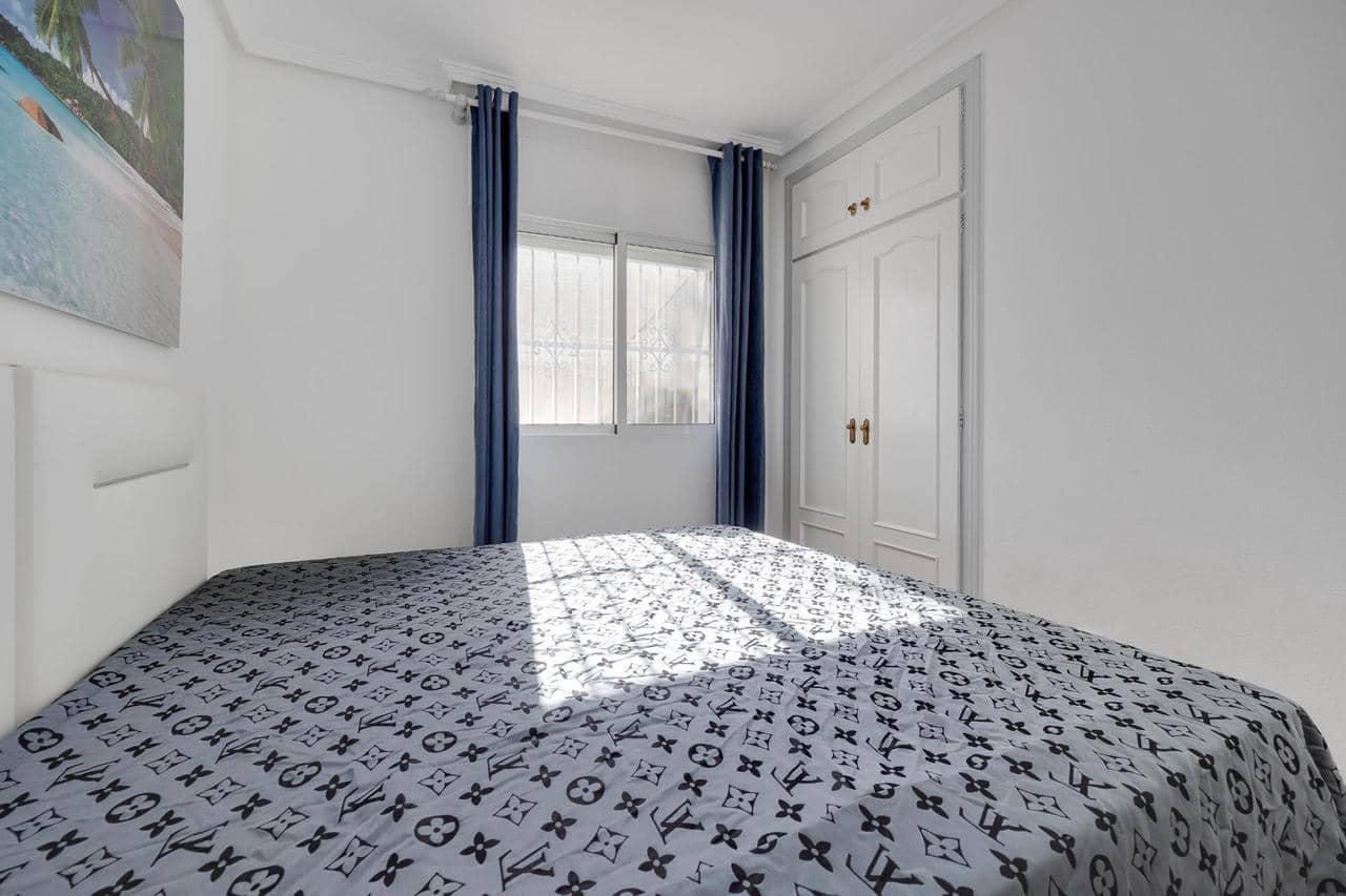 Chalet de 3 habitaciones en Torrevieja en venta con piscina - 280.000 € (Ref: 9633757)