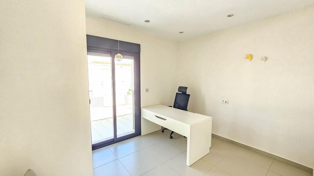 Chalet de 3 habitaciones en Rojales en venta con piscina - 458.900 € (Ref: 9633797)